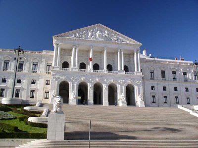 Parlamento discute proposta para acabar com instituições que recebem dinheiro do Estado